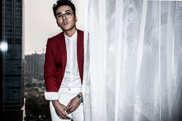  가수 이루 지난 2010년 서울 강남구 서초동의 한 빌딩에서 작사가 최희진과 관련된 공식입장을 밝히는 기자회견을 가지고 있다. [사진=아이뉴스24 DB]