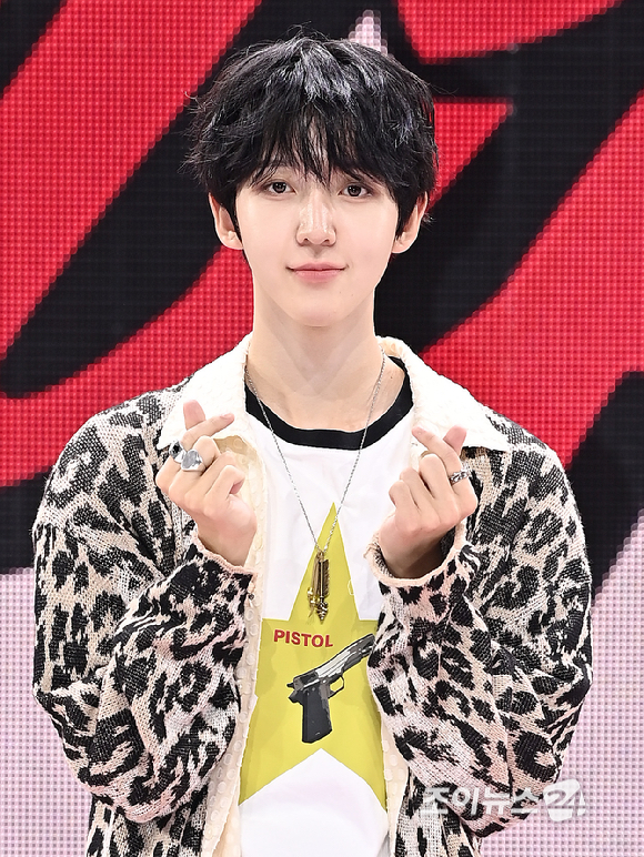 그룹 킥플립(KickFlip) 동현이 22일 오전 서울 광진구 예스24 라이브홀에서 열린 세 번째 미니 앨범 'My First Flip'(마이 퍼스트 플립) 발매 기념 쇼케이스에서 포토타임을 갖고 있다. [사진=곽영래 기자]