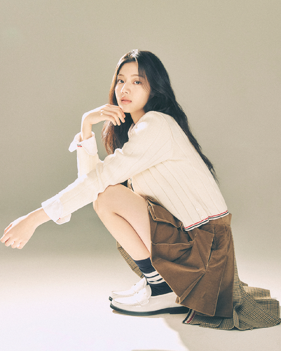 배우 신은수가 넷플릭스 영화 '고백의 역사' 인터뷰에 앞서 포즈를 취하고 있다. [사진=넷플릭스]