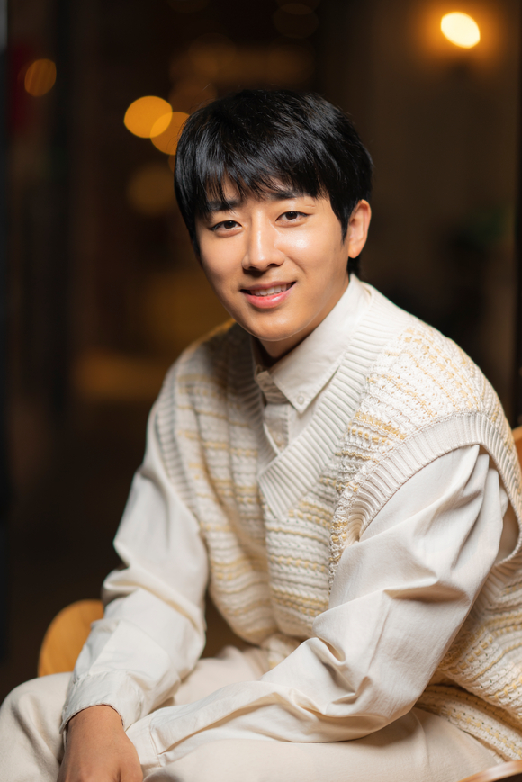 배우 손호준이 영화 '스텔라' 인터뷰에 앞서 포즈를 취하고 있다. [사진=CJ CGV]