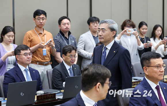 신현송 한국은행 총재가 28일 서울 중구 한국은행 본관에서 열린 취임 후 첫 금융통화위원회 본회의에 참석하고 있다. [사진=사진공동취재단]
