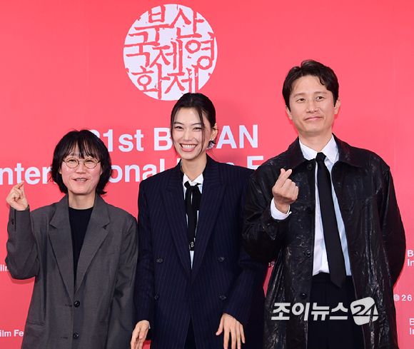 정주리 감독-배우 김도연-송새벽이 9일 부산 해운대구 영화의전당에서 열린 제31회 부산국제영화제 '도라' 기자회견에 참석하고 있다. [사진=정소희 기자]