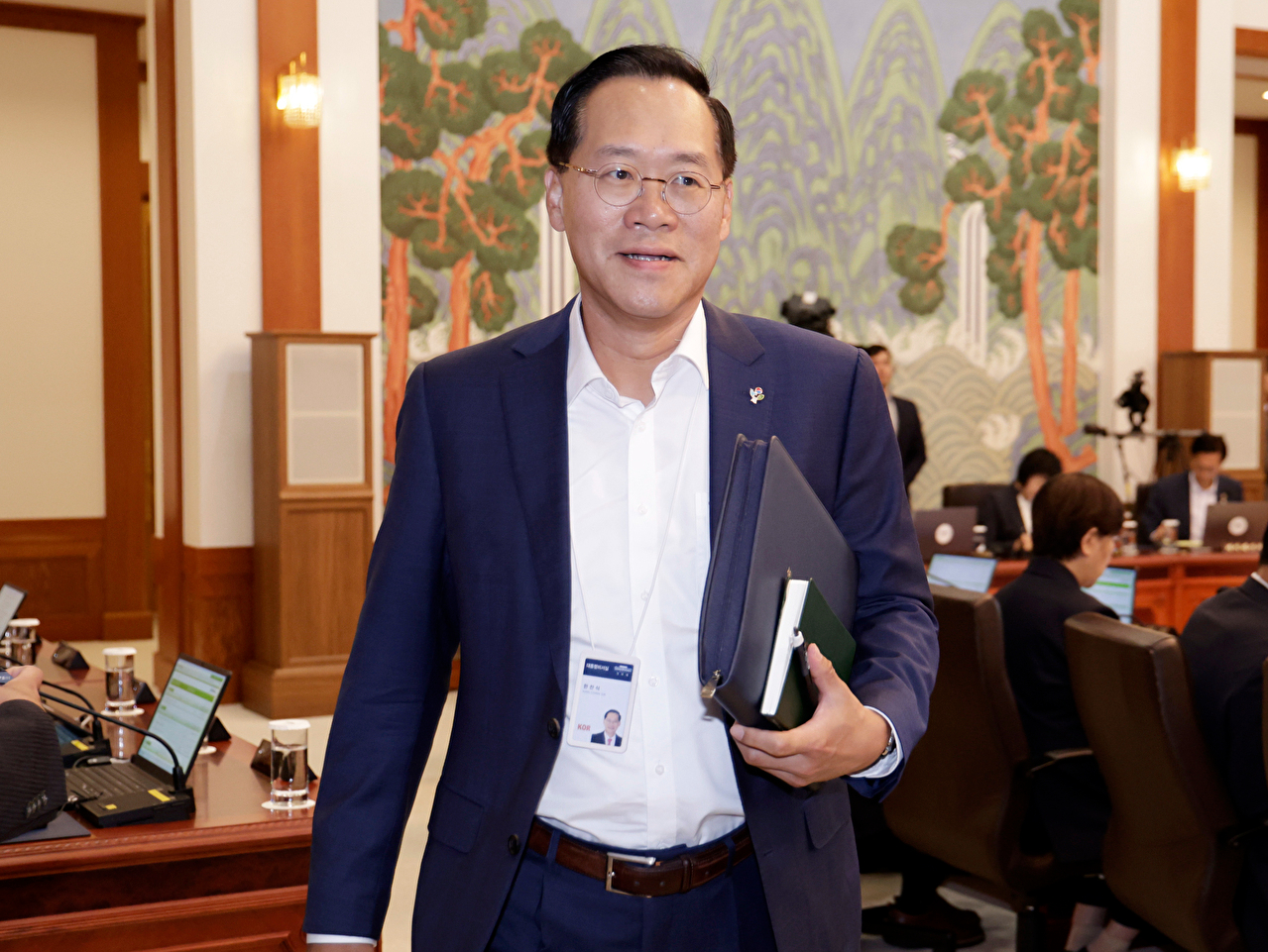 한찬식 신임 민정수석이 23일 청와대에서 열린 이재명 대통령 주재 국무회의 겸 비상경제점검회의에 입장하고 있다. 2026.6.23 [사진=연합뉴스]