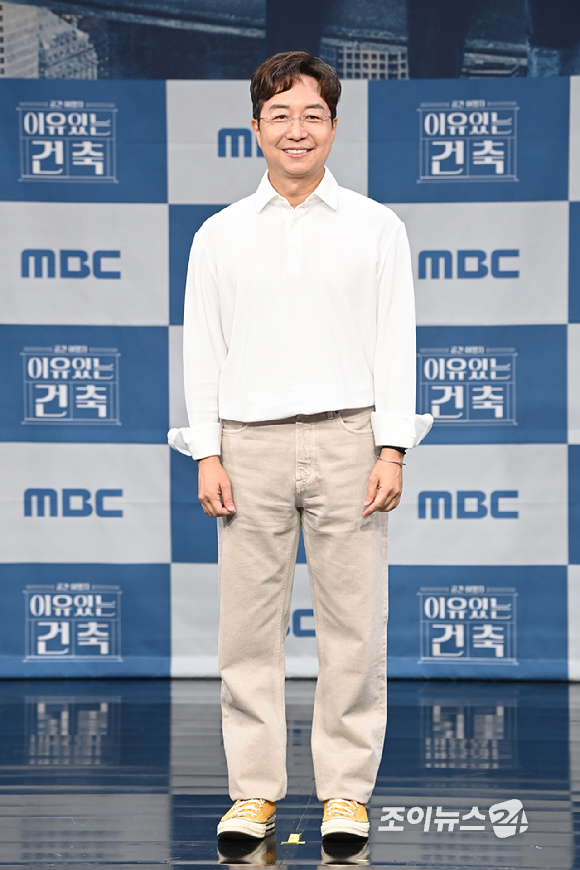 건축가 유현준이 21일 오후 서울 마포구 상암동 MBC에서 열린 MBC 새 교양프로그램 '이유 있는 건축-공간 여행자' 제작발표회에 참석해 포즈를 취하고 있다. [사진=문수지 기자]