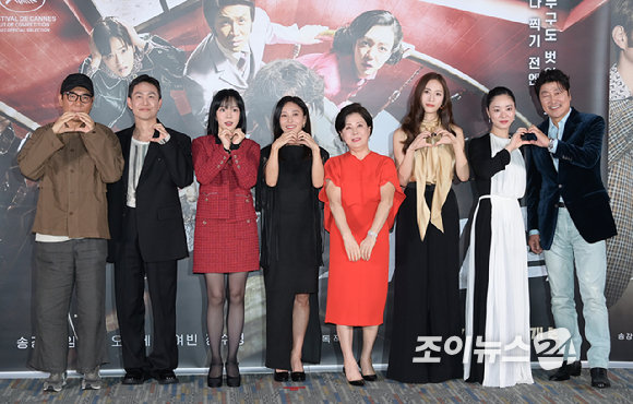 배우 송강호가 영화 '거미집'(감독 김지운) 인터뷰에 앞서 포즈를 취하고 있다. [사진=바른손이앤에이]