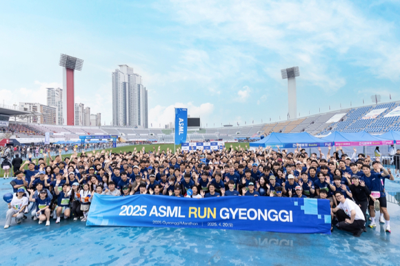 김영훈 고용노동부 장관(왼쪽)과 최한종 ASML코리아 대표이사가 지난 11일 서울 영등포구 중기중앙회 KBIZ홀에서 열린 '2025년 대한민국 일자리 으뜸기업' 시상식에서 기념사진을 찍고 있다. [사진=ASML]