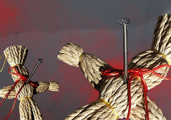 국내 다수 온라인 쇼핑몰에서 판매되는 '저주인형'이 아이들 정서에 악영향을 미칠 수 있다는 지적이 제기됐다. 사진은 한 온라인 쇼핑몰에서 판매되는 저주인형. [사진=온라인 쇼핑몰 캡처]