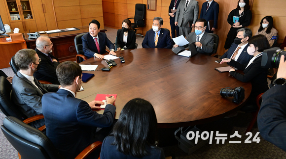 윤석열 대통령 당선인이 27일 오전 서울 종로구 통의동 대통령직인수위원회 접견실에서 필립 르포르 주한 프랑스 대사를 접견하고 있다. [사진=인수위사진기자단]