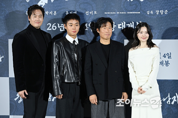 배우 유지태, 박지훈, 유해진, 전미도가 19일 오전 서울 용산구 CGV용산아이파크몰점에서 열린 영화 '왕과 사는 남자'(감독 장항준) 제작보고회에 참석해 포즈를 취하고 있다. [사진=문수지 기자]