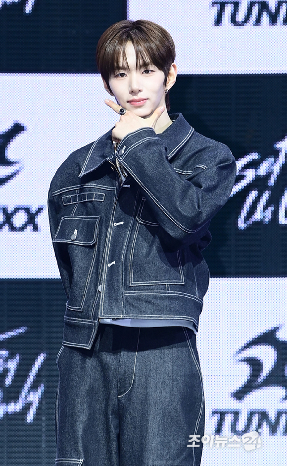 3일 오후 서울 광진구 광장동 예스24라이브홀에서 신인 보이그룹&nbsp;튜넥스(TUNEXX)&nbsp;첫 번째 미니 앨범 '셋 바이 어스 온리'(SET BY US ONLY) 발매 기념 쇼케이스가 열렸다.&nbsp;튜넥스 성준이 포토타임을 갖고 있다. [사진=정소희 기자]