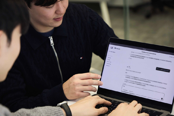 SK텔레콤은 자체 개발한 인공지능(AI) 모델 &lsquo;A.X K1(에이닷엑스 케이원)&rsquo;의 안전성과 신뢰성을 검증하기 위해, 세계 최대 모바일 박람회 'MWC26(Mobile World Congress 2026)' 기간 중 진행되는 &lsquo;글로벌 AI 레드팀 챌린지&rsquo;에 참여한다고 밝혔다. [사진=SKT]