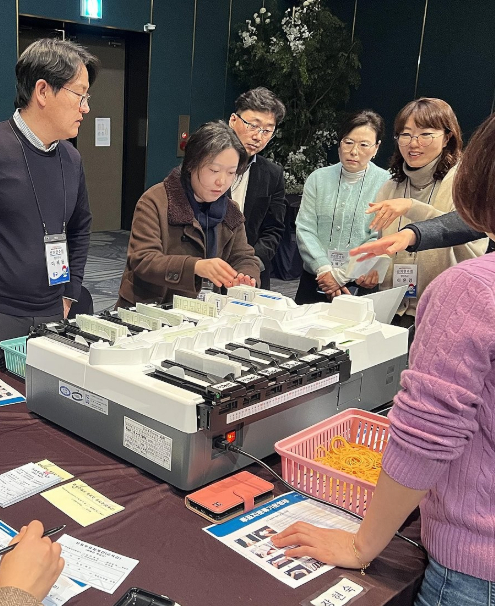 대구시선거관리위원회는 지난 12일 대구 인터불고 엑스코에서 대구시 및 구&middot;군 위원회 직원 등 80여명이 참석한 가운데 제9회 전국동시지방선거 개표관리의 공정성&middot;투명성 제고를 위한 개표 실습을 하고 있다. [사진=대구시선관위]
