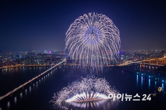 2019년 '한화와 함께하는 서울세계불꽃축제'에서 선보인 한화의 불꽃 연출 모습. [사진=한화]