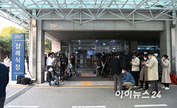 26일 오후 노태우 전 대통령의 빈소가 마련될 예정인 서울 종로구 서울대병원 장례식장 앞에 취재진이 몰려있다.
