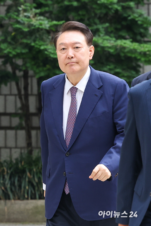 윤석열 전 대통령이 16일 오전 서울 서초구 서울중앙지방법원에서 열린 내란 우두머리 혐의&middot;직권남용 권리행사 방해 혐의 사건 7차 공판에 출석하고 있다. [사진=사진공동취재단]
