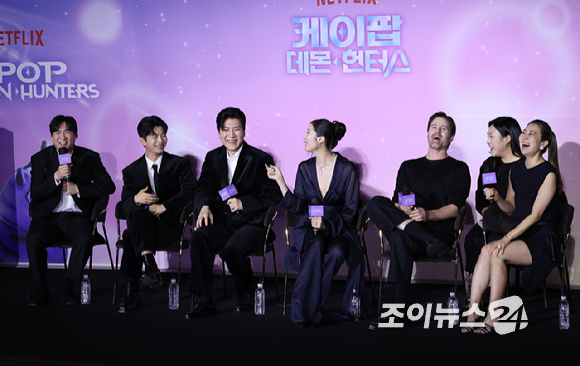 더블랙레이블 프로듀서 IDO(남희동, 이유한, 곽중규)가 1일 오후 서울 용산구 CGV 용산아이파크몰점에서 열린 넷플릭스 영화 '케이팝 데몬 헌터스' 제98회 아카데미 수상 기념 기자간담회에 참석해 가위바위보를 하고 있다. [사진=문수지 기자]