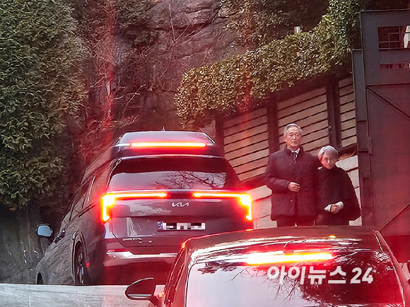 정의선 현대차그룹 회장과 부인 정지선 여사가 20일 청운동 자택에서 진행된 고(故) 정주영 명예회장의 제사에 참석하기 위해 자택으로 들어서고 있다 [사진=설재윤 기자]