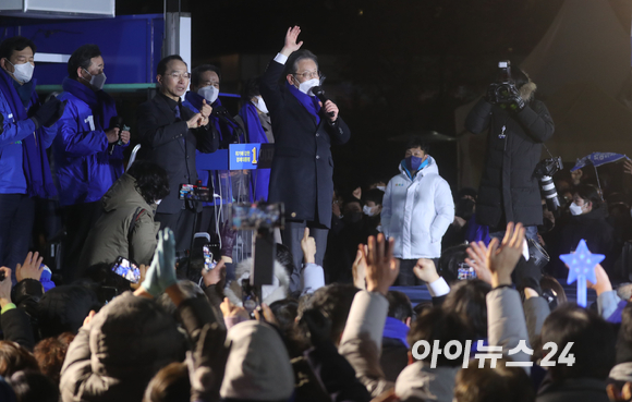 이재명 더불어민주당 대선후보가 제20대 대통령 선거 공식 선거운동이 시작된 15일 서울 강남고속버스터미널 광장에서 지지를 호소하고 있다. [사진=국회사진취재단]