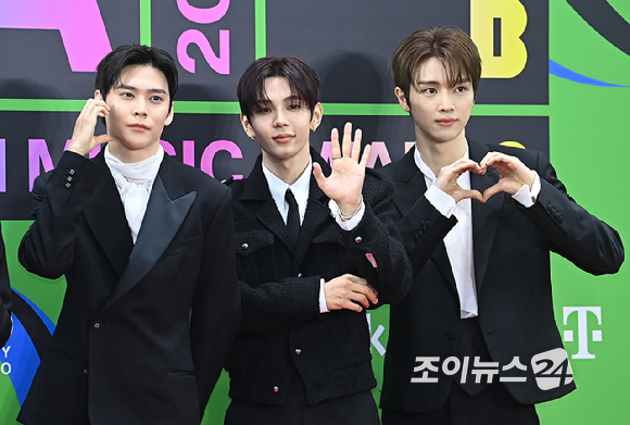 라이즈가 20일 서울 구로구 고척돔에서 열린 '2025 멜론뮤직어워드(MMA2025)' 레드카펫에서 포즈를 취하고 있다.