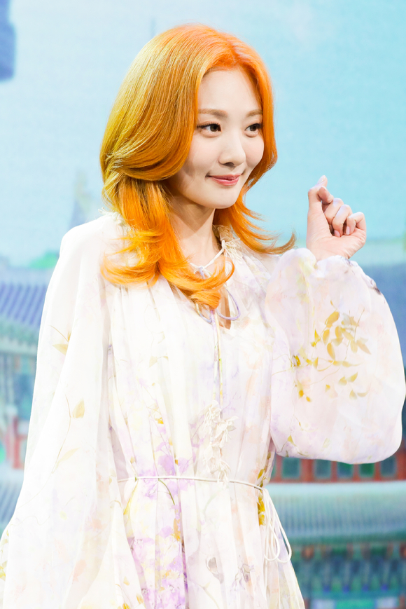 싱어송라이터 볼빨간사춘기 안지영이 20일 온라인으로 진행된 새 미니앨범 'Seoul' 발매 기념 쇼케이스에 참석해 포즈를 취하고 있다. [사진=쇼파르엔터테인먼트]