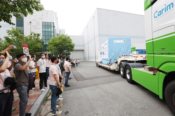 지난달 5일 한국항공우주연구원 직원들이 발사장으로 이송되는 다누리를 향해 손을 흔들고 있다 [사진=항우연]