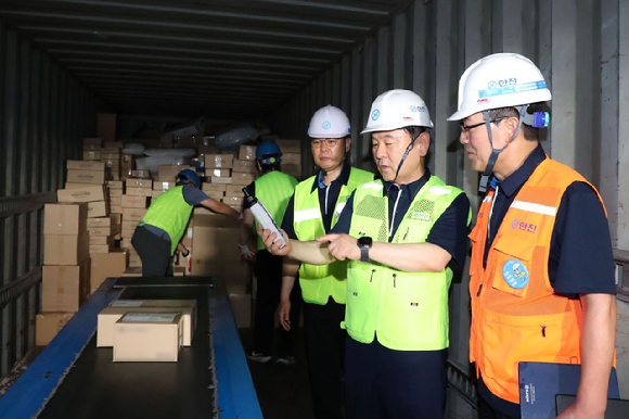 노삼석 한진 대표이사 사장이 동서울허브터미널 현장을 살펴보고 있다. 노삼석 대표이사 사장(오른쪽에서 두 번째). [사진=한진]