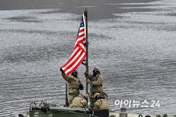 20일 경기 연천군 임진강 일대 석은소 훈련장에서 열린 한미 연합 제병협동 도하훈련에서 한국형 자주도하장비 수룡이 투입되고 있다. 2025년 전반기 한미 연합연습의 일환으로 실시된 이번 훈련에는 국군 5·7공병여단과 미2사단, 한미연합사단 등 총 600여 명의 장병이 참가했다. [사진=사진공동취재단]