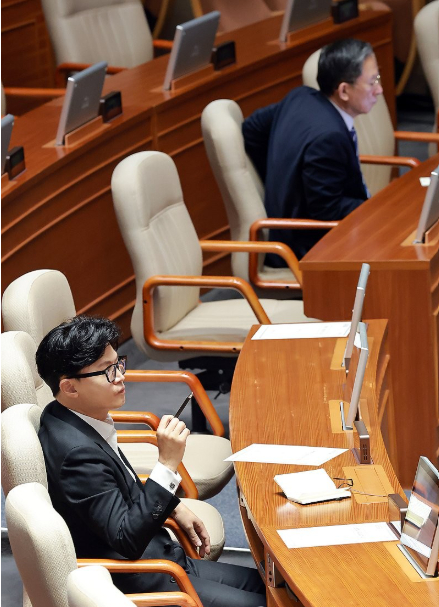 무소속 한동훈 의원과 정성호 법무부 장관이 20일 국회에서 열린 7월 임시국회 제1차 본회의에서 윤석열&middot;김건희에 의한 내란&middot;외환 및 국정농단 행위의 진상규명을 위한 특별검사 임명 등에 관한 법률 일부개정법률안에 대한 국민의힘 윤상현 의원의 필리버스터(무제한 토론을 통한 합법적인 의사진행 방해)를 듣고 있다. [사진=연합뉴스]