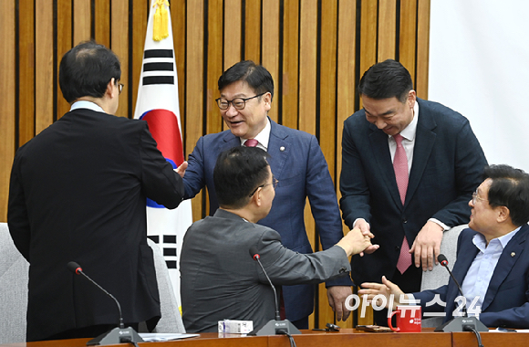 정점식 국민의힘 원내대표가 28일 서울 여의도 국회에서 열린 원내대책회의에 참석하고 있다. [사진=곽영래 기자]