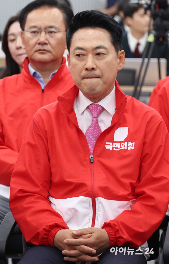 장동혁 국민의힘 대표가 3일 오후 서울 여의도 중앙당사에서 6&middot;3 지방선거와 재보궐선거 출구조사 결과 방송을 보고 있다. [사진=국회사진취재단]