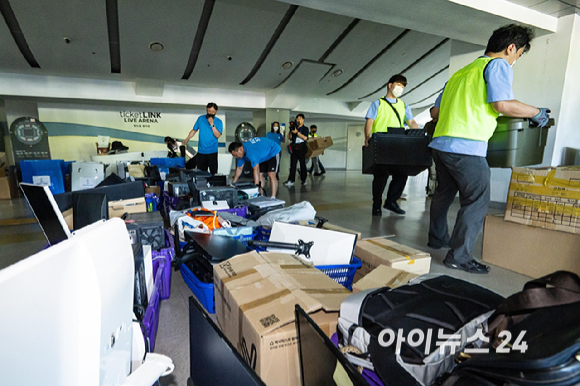 대한체육회 산하 9개 종목 단체 관계자들이 8일 서울 송파구 올림픽공원 핸드볼 경기장에 진입해 장비 및 행정 자료 PC 반출을 하고 있다. 6&middot;3 지방선거 당시 개표소로 사용된 올림픽공원 핸드볼 경기장은 석 달째 봉쇄 시위가 이어져 경기장에 입주한 9개 종목 단체 업무에 차질을 빚었다. [사진=사진공동취재단 ]