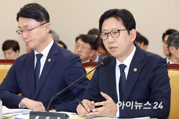 배경훈 부총리 겸 과학기술정보통신부 장관이 6일 서울 여의도 국회에서 열린 과학기술정보통신부 등에 대한 국정감사에서 의원 질의에 답변하고 있다. [사진=곽영래 기자]