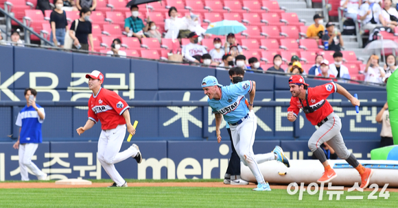 16일 오후 서울 잠실야구장에서 '2022 신한은행 SOL KBO 올스타전' 드림 올스타와 나눔 올스타의 경기가 열렸다. 키움 김혜성, 삼성 뷰캐넌, 한화 터크먼(왼쪽부터)이 슈퍼레이스를 하고 있다. [사진=김성진 기자]