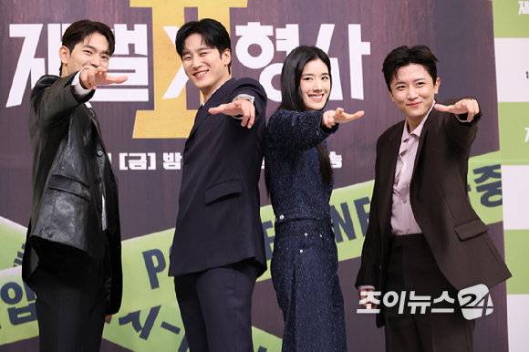 배우 안보현, 정은채가 4일 오전 서울 양천구 목동 SBS에서 진행된 SBS 새 금토드라마 '재벌X형사2' 제작발표회에 참석해 포즈를 취하고 있다. [사진=문수지 기자]