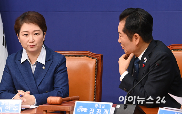 정청래 더불어민주당 대표가 5일 서울 여의도 국회에서 열린 최고위원회의에서 이언주 최고위원과 대화를 하고 있다. [사진=곽영래 기자]