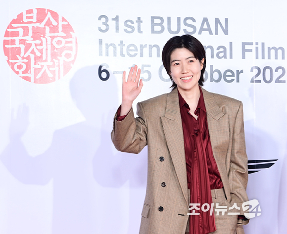 배우 심은경이 6일 부산 해운대구 영화의전당에서 열린 제31회 부산국제영화제 개막식 레드카펫 행사에 뉴 커런츠상 심사위원으로 참석하고 있다. [사진=정소희 기자]