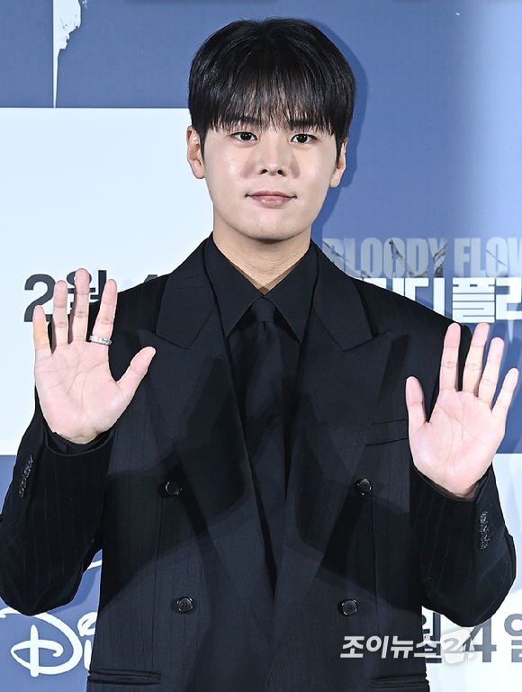 배우 려운이 27일 서울 용산구 CGV 용산아이파크몰에서 열린 디즈니+ '블러디 플라워' 제작발표회에서 포즈를 취하고 있다. [사진=곽영래 기자]
