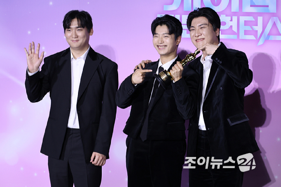 더블랙레이블 프로듀서 IDO(남희동, 이유한, 곽중규)가 1일 오후 서울 용산구 CGV 용산아이파크몰점에서 열린 넷플릭스 영화 '케이팝 데몬 헌터스' 제98회 아카데미 수상 기념 기자간담회에 참석해 포즈를 취하고 있다. [사진=문수지 기자]