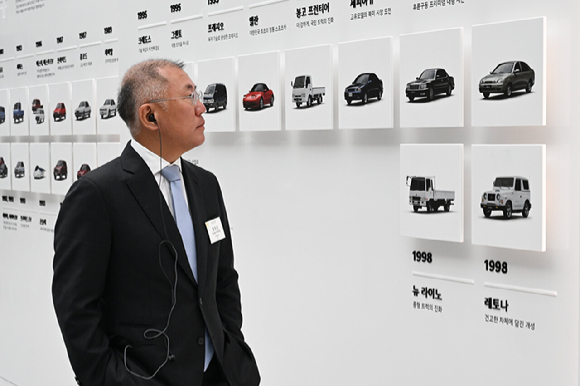 정의선 현대차그룹 회장이 5일 경기도 용인시 비전스퀘어에서 열린 '기아 80주년 기념 행사'에서 발표하고 있다. [사진=기아]