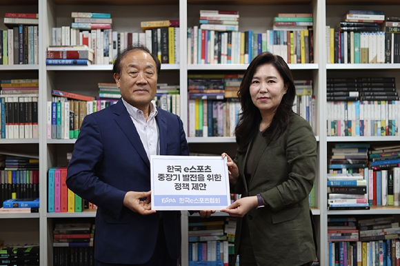 김영만 한국e스포츠협회장(좌측)과 강유정 더민주 게임특위 위원장. [사진=한국e스포츠협회]