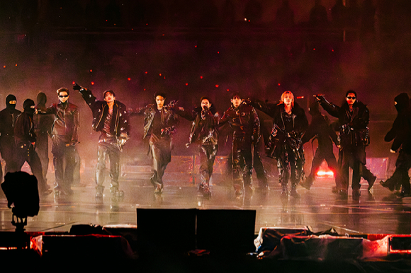 월드투어 연 방탄소년단 "6년 반 만, 즐겨보자"⋯4만 아미밤 파도타기 진풍경