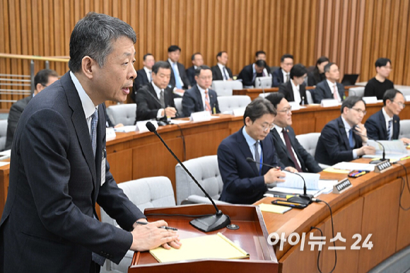 김광일 MBK 파트너스 부회장 겸 홈플러스 공동대표가 18일 오전 서울 여의도 국회에서 열린 정무위원회 '홈플러스·MBK 파트너스 및 삼부토건'에 대한 긴급 현안질의에 증인으로 출석해 강훈식 더불어민주당 의원의 질의에 답변하고 있다. [사진=곽영래 기자]