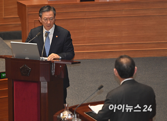 정성호 법무부 장관이 3일 서울 여의도 국회 본회의에서 열린 정치&middot;외교&middot;통일&middot;안보 분야 대정부질문에서 주호영 국민의힘 의원의 질의에 답변하고 있다. [사진=곽영래 기자]