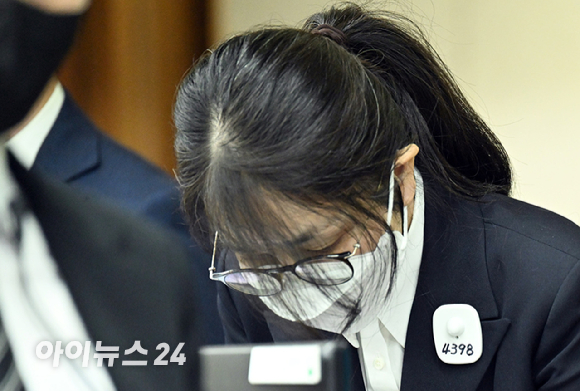 윤석열 전 대통령의 배우자 김건희 여사가 24일 서울 서초동 서울중앙지법에서 열린 김 여사의 특정범죄가중처벌법상 알선수재 및 자본시장법·정치자금법 위반 등 사건 첫 재판에 출석하고 있다. [사진=사진공동취재단]