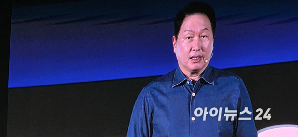 최태원 SK그룹 회장이 3일 서울 강남구 코엑스에서 열린 'SK AI 서밋'에서 기조연설을 하고 있다. [사진=박지은 기자]