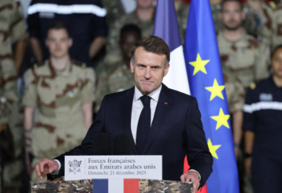 지난 21일 (현지시간) 아랍에미리트(UAE)의 프랑스 군부대를 방문한 에마뉘엘 마크롱 프랑스 대통령. [사진=AFP/연합뉴스]