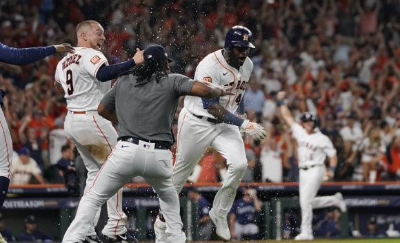 휴스턴 선수들이 12일(한국시간) 열린 시애틀과 2022 MLB ALDS 1차전, 요르단 알바레스(오르쪽)의 끝내기 3점 홈런이 나오자 덕아웃에서 나와 기뻐하고 있다. [사진=뉴시스]