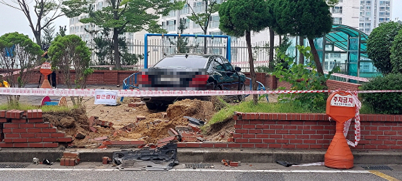 70대 고령 운전자가 운전한 승용차가 놀이터로 돌진한 뒤 멈춰서 있다. [사진=부산 사상경찰서]