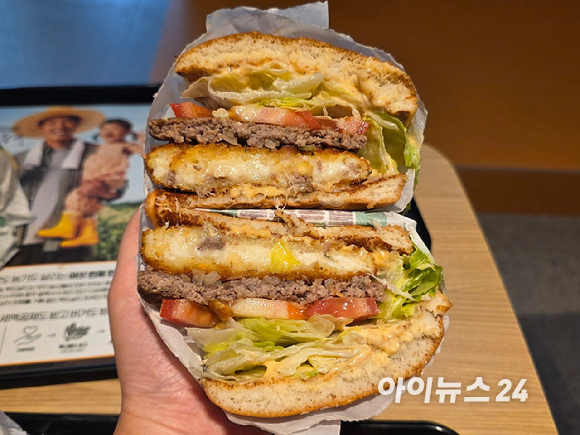 '충주 찰옥수수 치즈 크로켓 버거'를 반으로 자른 단면. [사진=구서윤 기자]