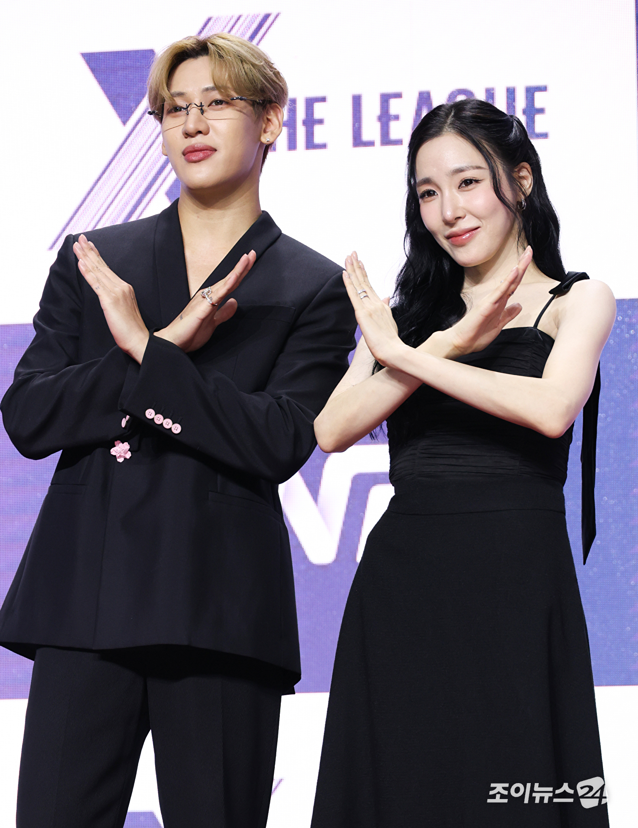 그룹 갓세븐 뱀뱀, 소녀시대 티파니영이 30일 오전 서울 마포구 상암동 큐브컨벤션센터에서 진행된 ENA 신규 예능프로그램 '엑스 더 리그(X THE LEAGUE)' 제작발표회에 참석해 포즈를 취하고 있다. [사진=문수지 기자]